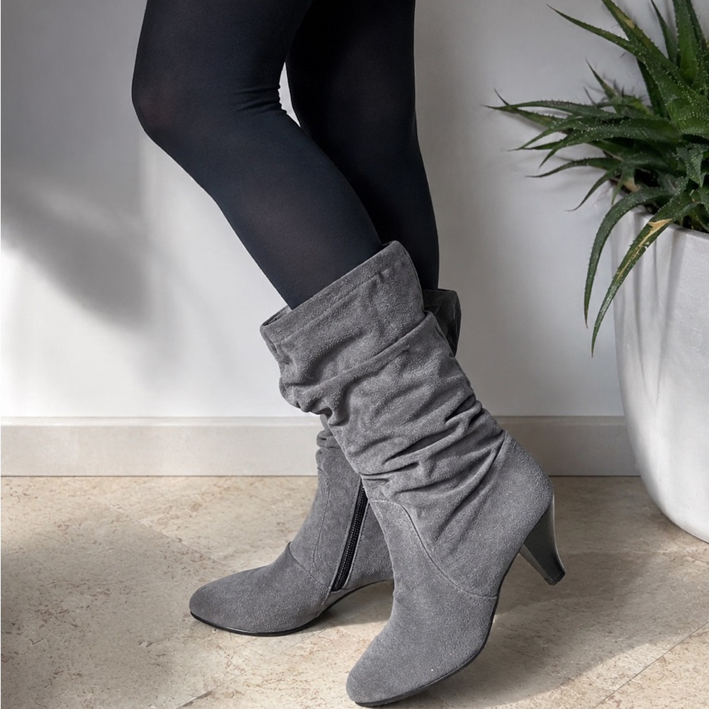 🤍❄️ Gray Suede Slouch Boots – Women’s Size 8
